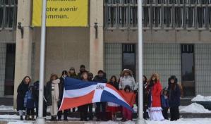 Dominicanos izan bandera frente a ayuntamiento de Winnipeg en celebraci&oacute;n de la independencia