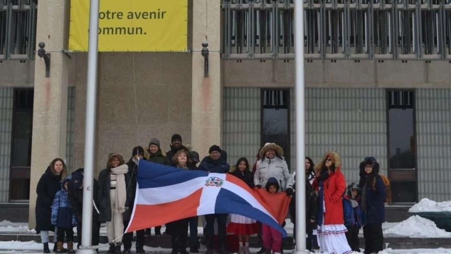 Dominicanos izan bandera frente a ayuntamiento de Winnipeg en celebración de la independencia