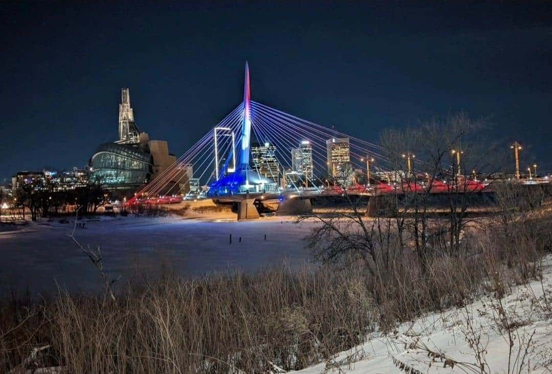 El puente Esplanade Riel se cubre con los colores de la bandera nacional por el 180 aniversario de la Independencia Nacional.