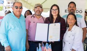Gobierno de Puerto Rico reconoce a m&eacute;dico dominicano por realizar feria de salud