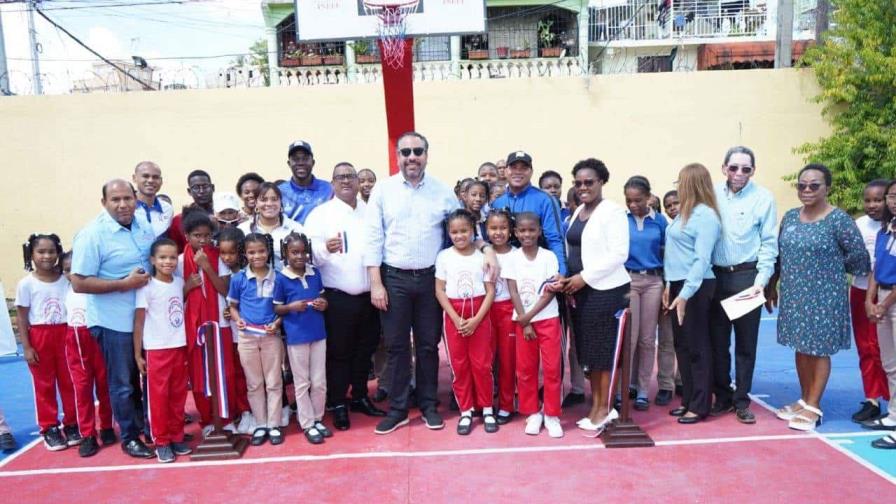 INEFI entrega cancha remozada, utilería deportiva y realiza exhibiciones en escuela de Guachupita