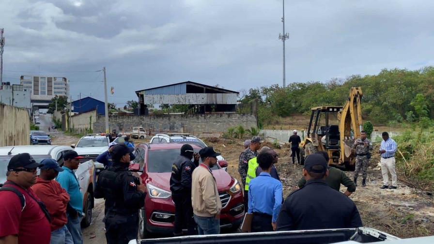 Alcaldía de SDN paraliza construcción ilegal de verja perimetral en Residencial Ciudad Modelo
