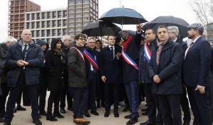 El presidente de Francia Emmanuel Macron inaugura la villa olímpica en zona transformada de París