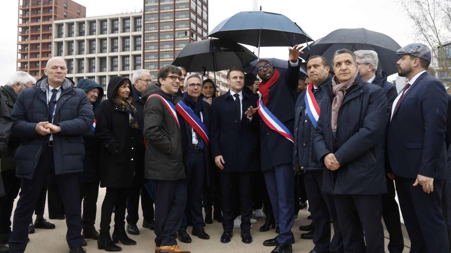 El presidente de Francia Emmanuel Macron inaugura la villa olímpica en zona transformada de París