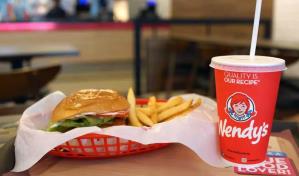 Wendys desmiente los rumores de que planea subir sus precios cuando haya más demanda
