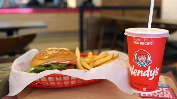 Wendys desmiente los rumores de que planea subir sus precios cuando haya más demanda