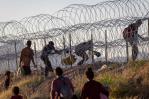 Migrantes en la frontera de México denuncian que Texas elevó su cerco de púas a 3 metros Migrantes en la frontera de México denuncian que Texas elevó su cerco de púas a 3 metros