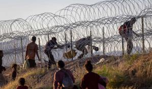 Migrantes en la frontera de México denuncian que Texas elevó su cerco de púas a 3 metros