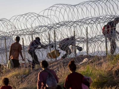 Migrantes en la frontera de México denuncian que Texas elevó su cerco