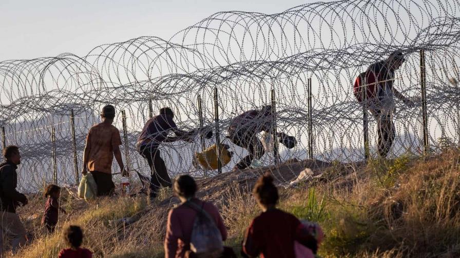 Migrantes en la frontera de México denuncian que Texas elevó su cerco de púas a 3 metros