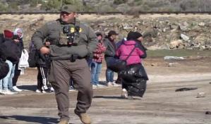 Voluntarios brindan apoyo a migrantes latinoamericanos en la frontera con Estados Unidos