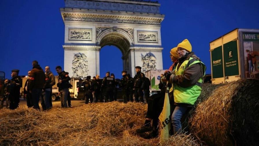 Agricultores franceses protestan junto al Arco del Triunfo, 66 personas detenidas