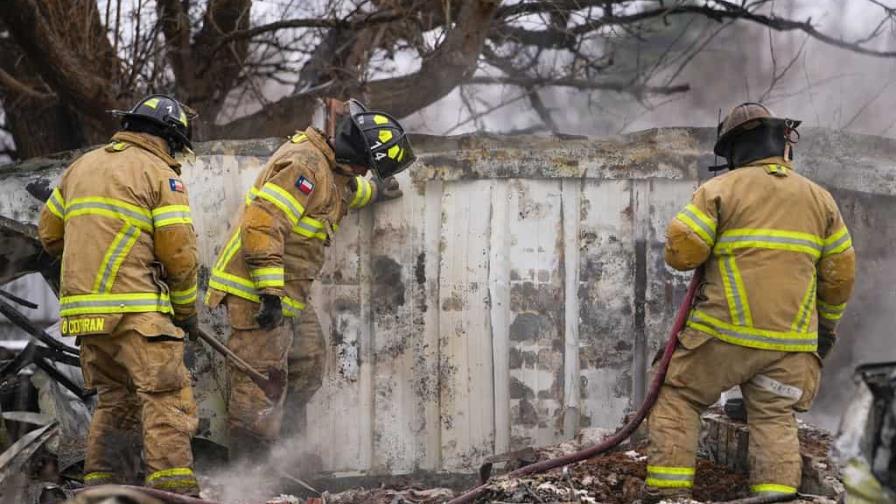 Vientos pueden avivar mayor incendio forestal en Texas, que deja dos muertos y tres heridos 