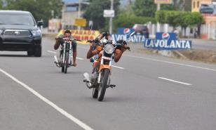 Joven de 18 a&ntilde;os muere en accidente durante presunta carrera ilegal de motocicletas en Santiago