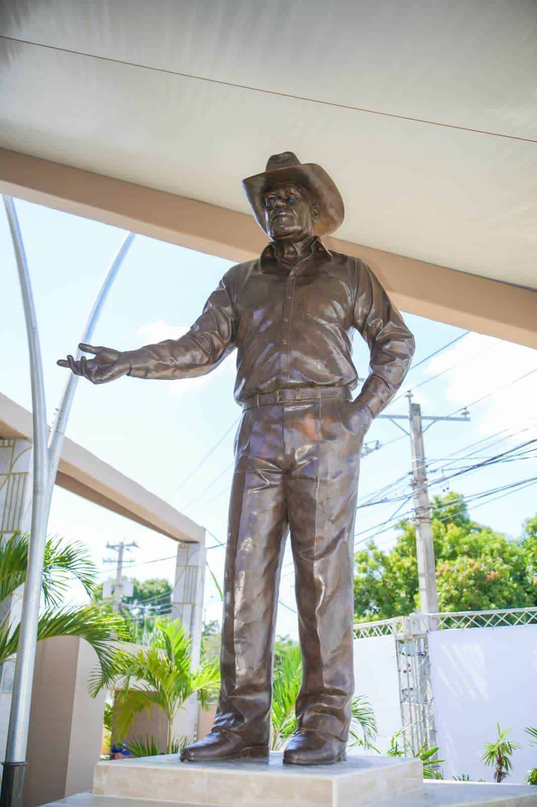 Estatua en homenaje a Pedro A. Rivera.