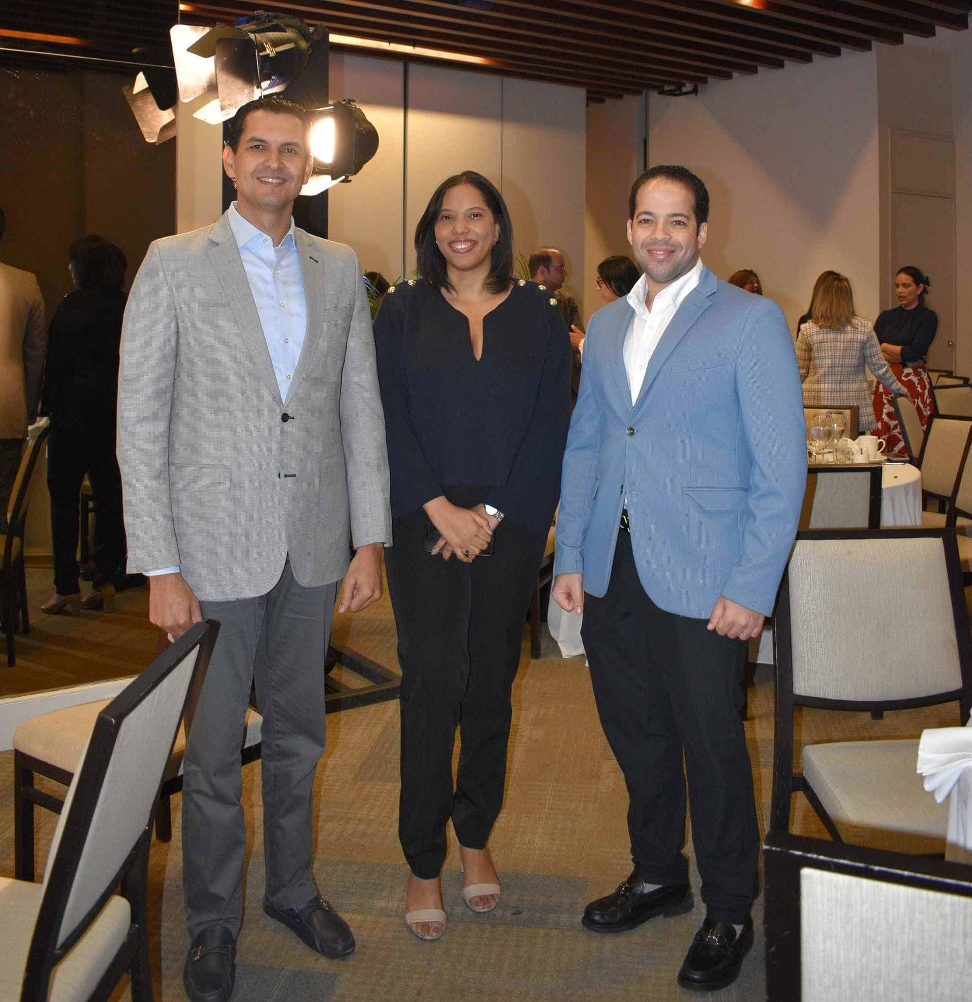 Fernando Ruiz, Dalma Hernández y Erick Almonte.