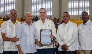 Presidente Abinader entrega 826 títulos de propiedad en Monte Plata