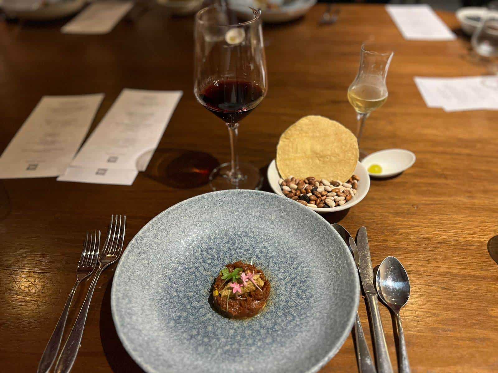 Tostada de maíz con atún, aguacate y salicornia del chef Irving Cano.