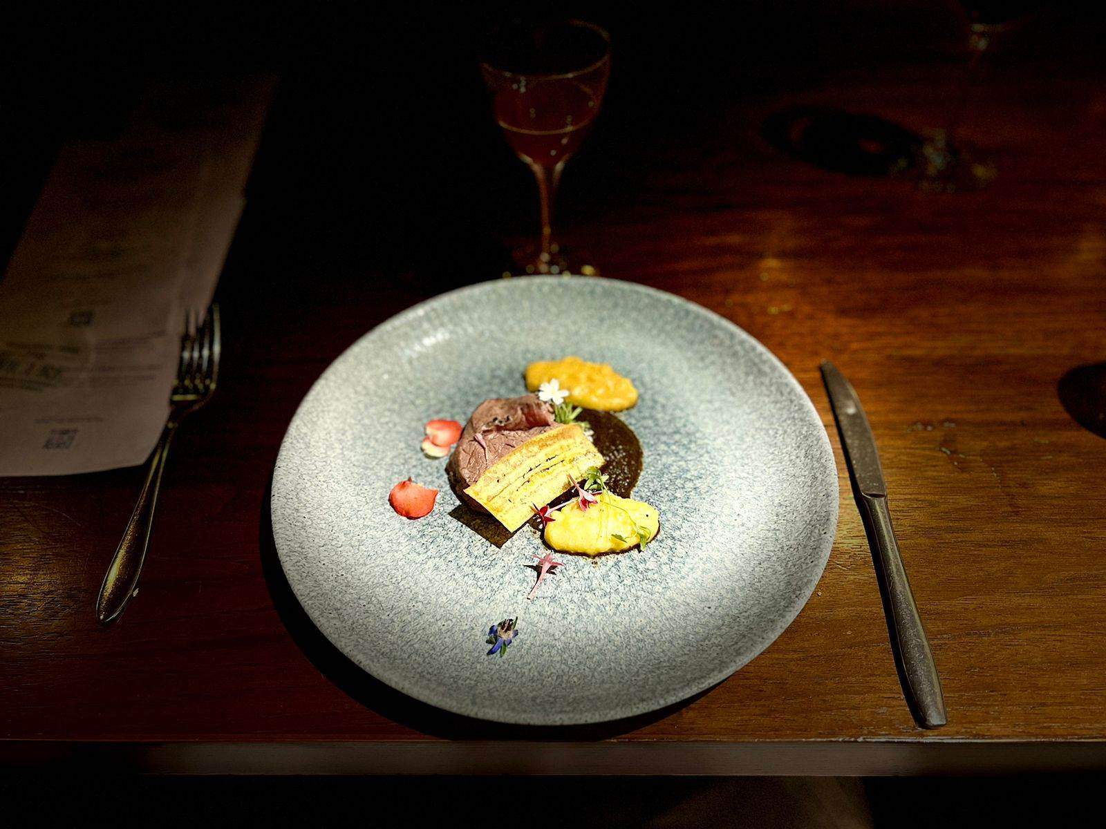 Filete de res con puré de plátano by chef Irving Cano.
