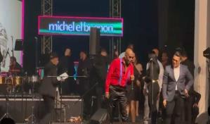 Músicos de Michel el Buenón lo dejaron solo en el escenario por su comportamiento errático