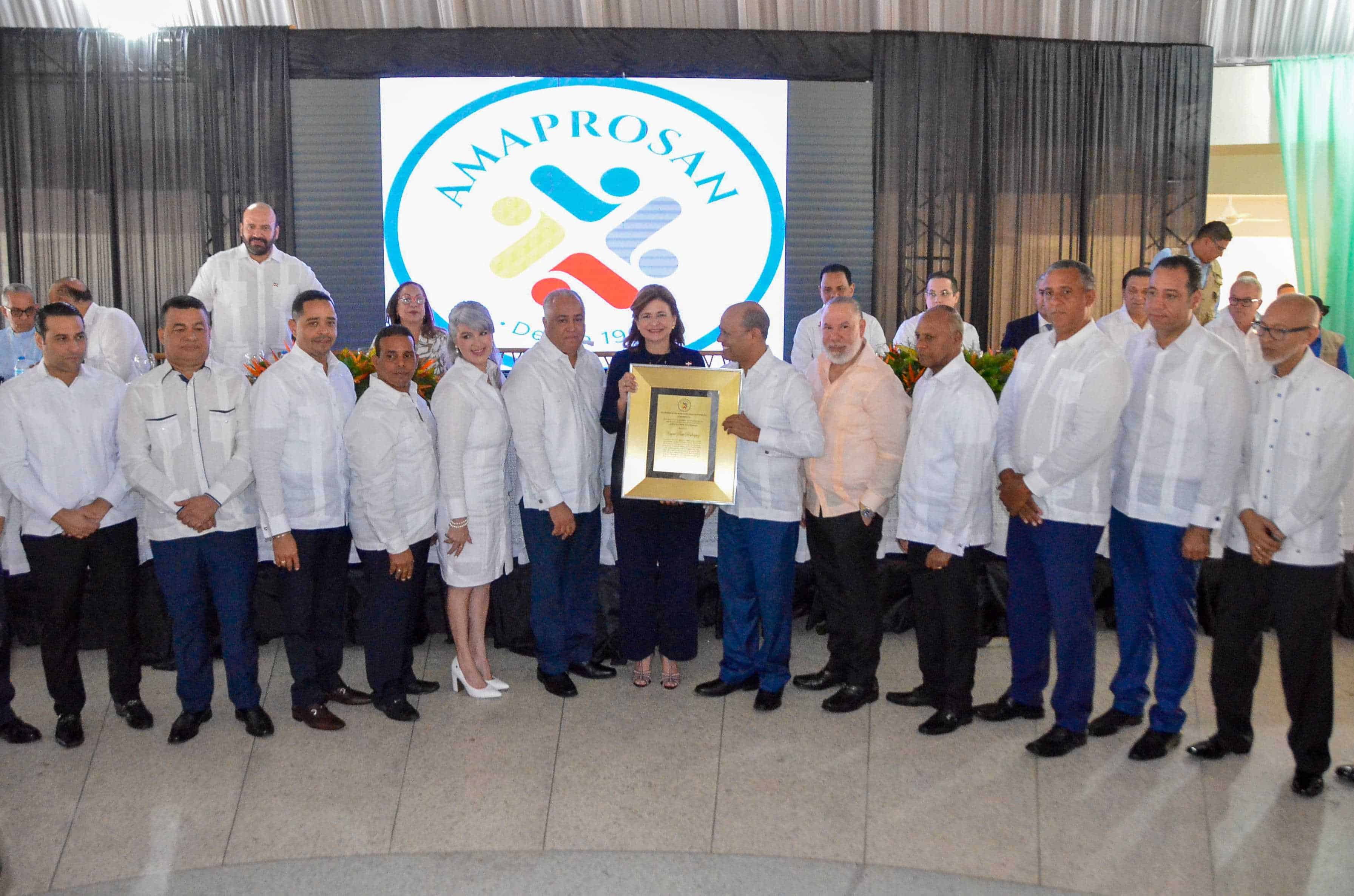 La junta directiva de Amaprosan entregan reconocimiento a la vicepresidenta Raquel Peña.