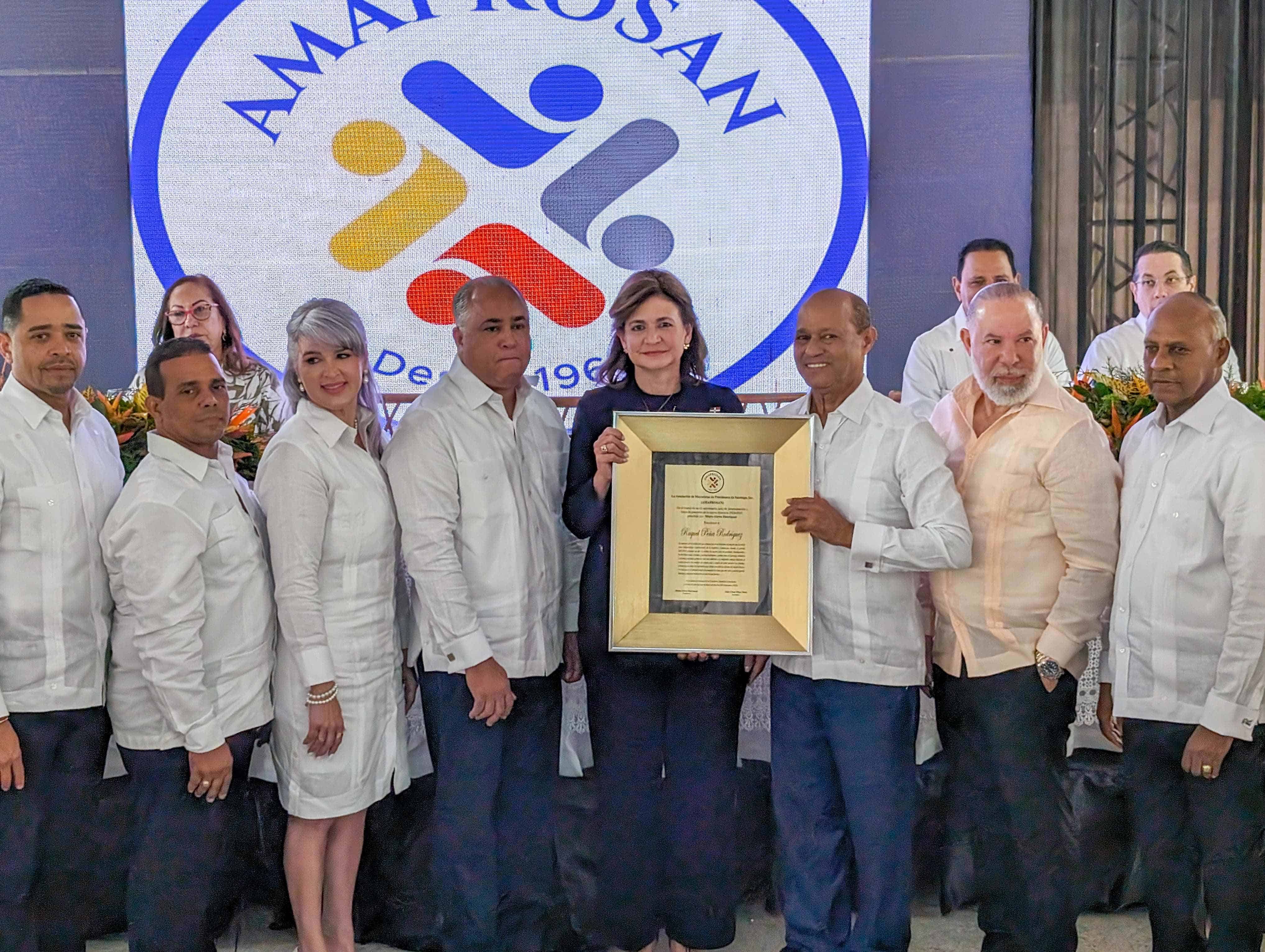 La vicepresidenta Raquel Peña sostiene reconocimiento otogado por miembros de Amaprosan.