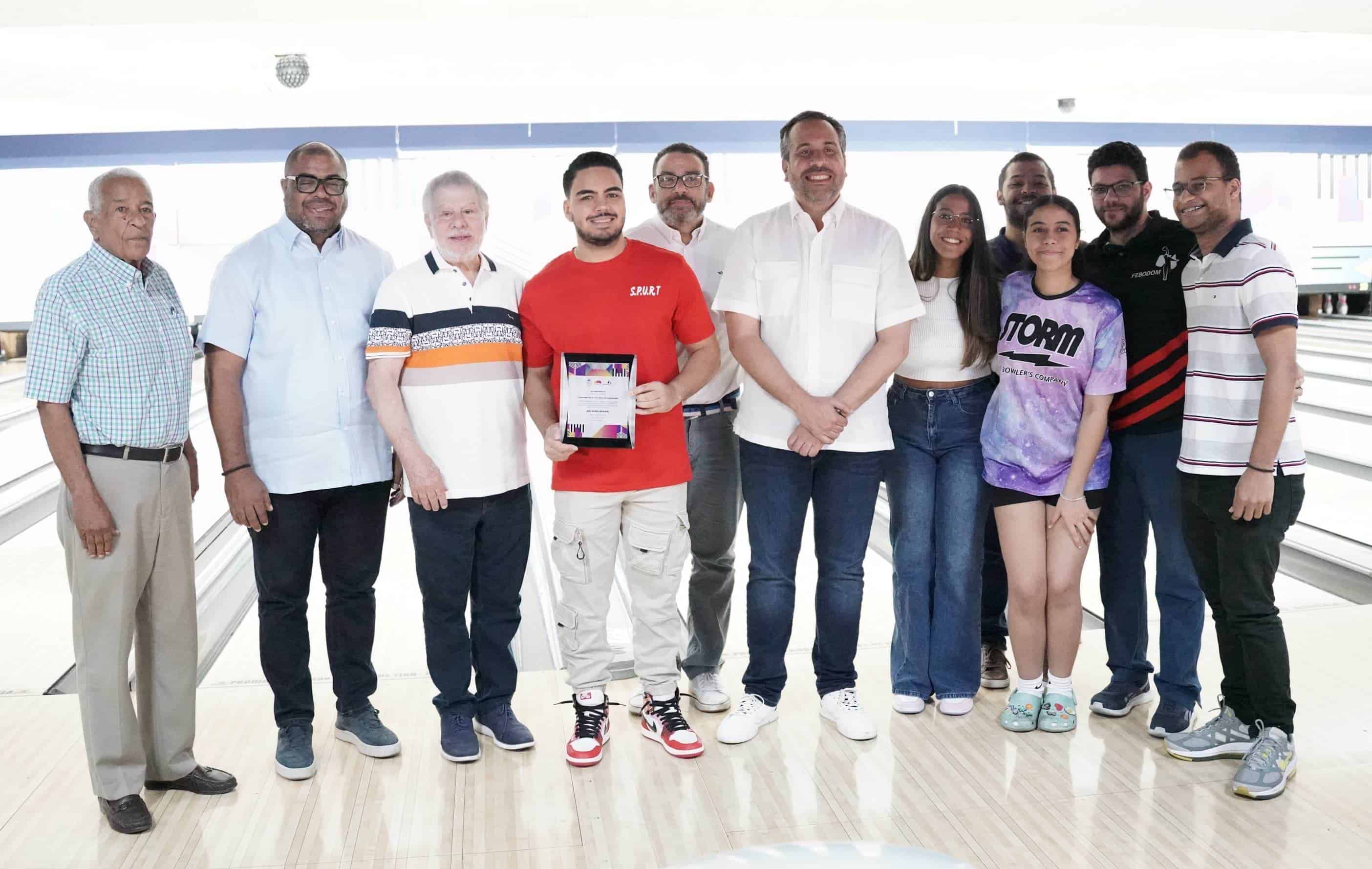 Wáscar Cavallo recibe un reconocimiento de parte de Febodom