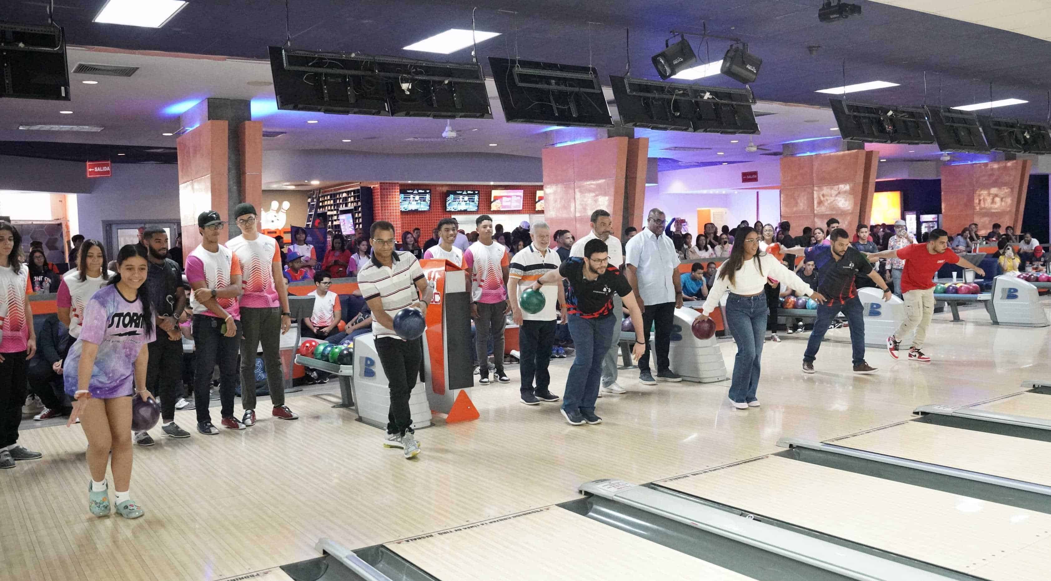 Lanzamiento 1era bola 2da Copa Intercolegial de Boliche INEFI
