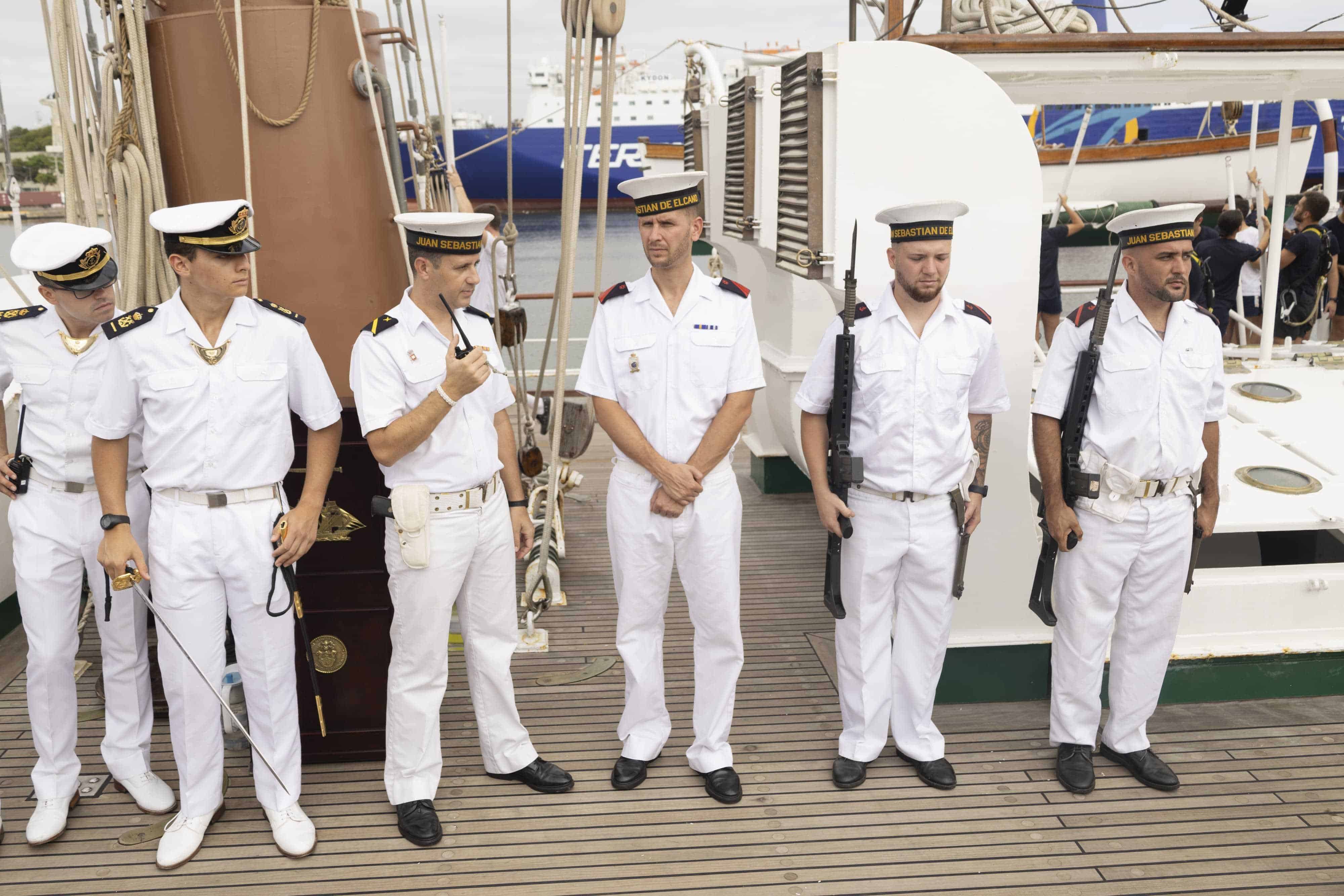 Parte de la tripulación del buque-escuela Juan Sebastián Elcano.
