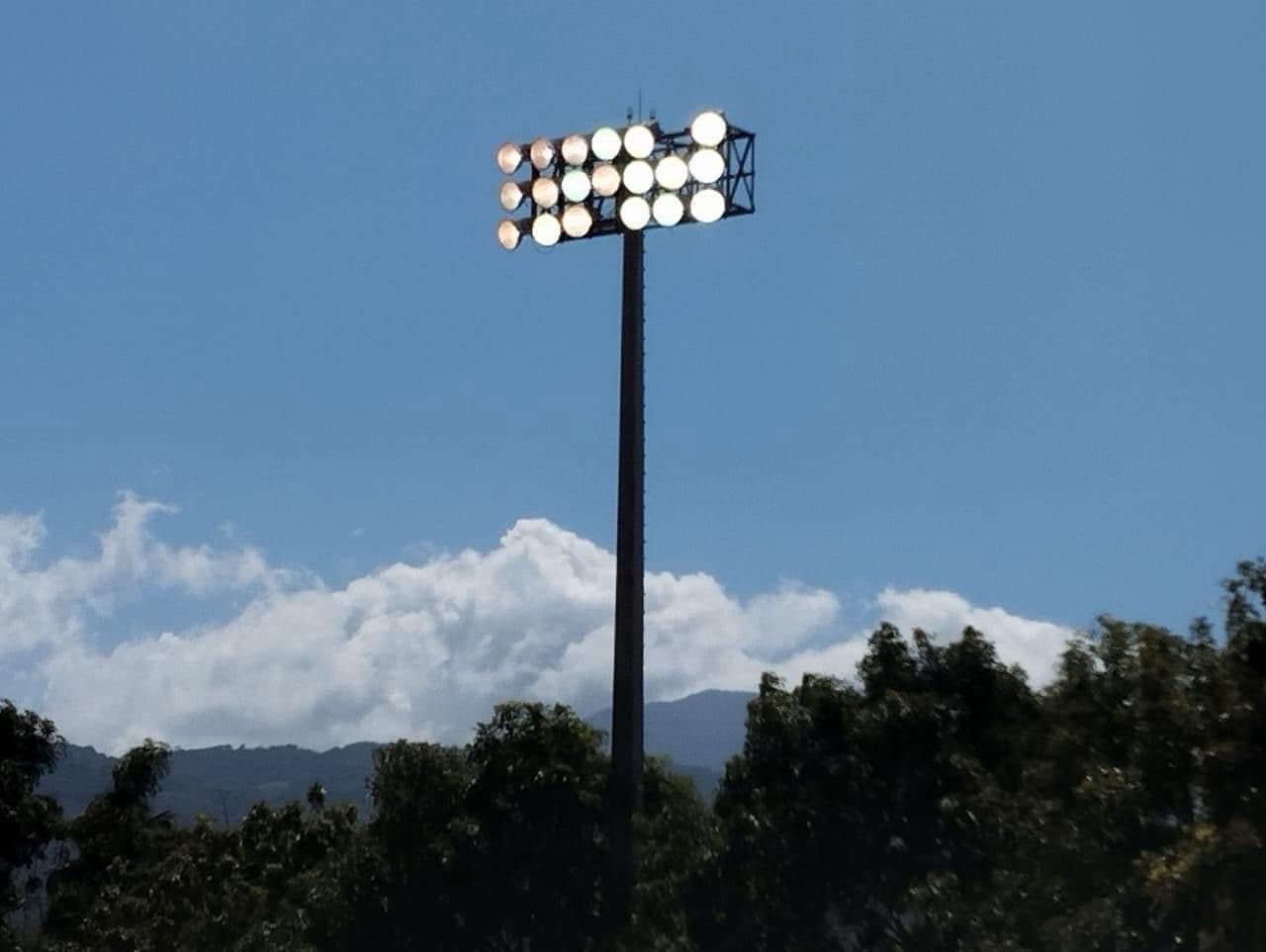 Torre de luz en el estadio Nadin Hazoury de Barahona