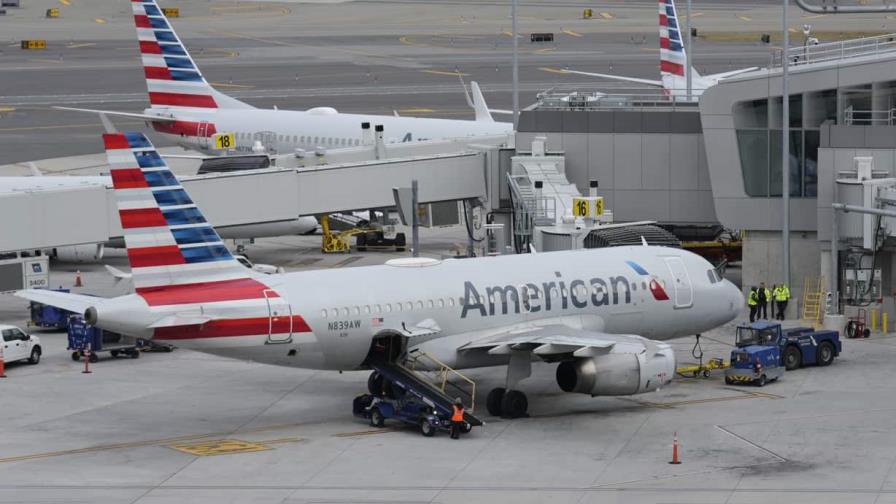 Fuertes vientos mueven avión de American Airlines en aeropuerto de Dallas