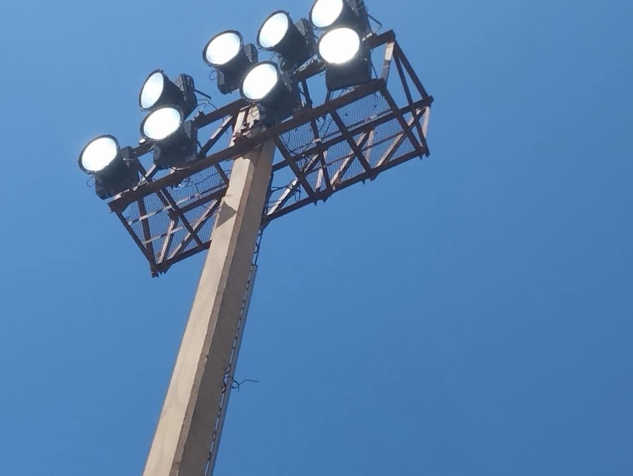 Torre de luz en el estadio Nadin Hazoury de Barahona