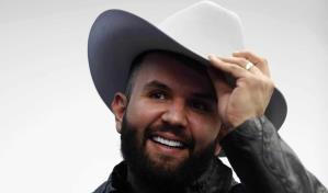 Cantante Carín León recibe críticas por decir que se le antoja cocaína en concierto