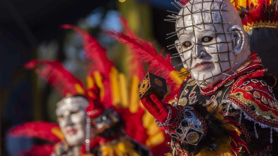 Comparsas retratan la cultura, la fantasía y la religiosidad en el Carnaval de Santo Domingo 2024