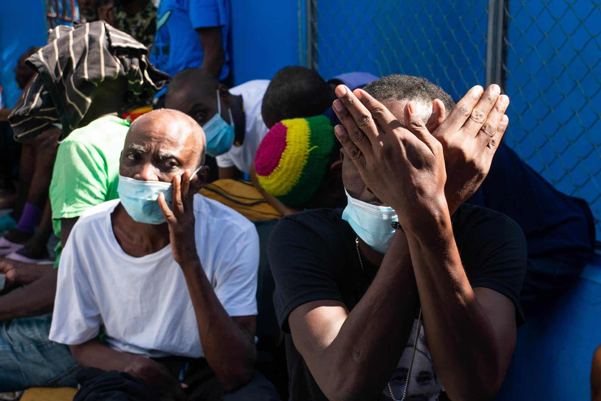 Prisioneros esperan en un patio de la prisión nacional luego del ataque por parte de bandas armadas, este domingo en Puerto Príncipe (Haití). Al menos una decena de personas murió tras el ataque anoche a la prisión civil de Puerto Príncipe por parte de bandas armadas, que habrían liberado a numerosos delincuentes importantes durante su asalto al presidio.
