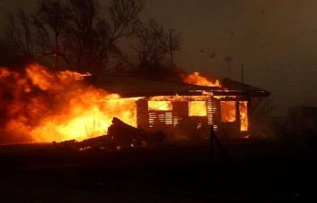 Bomberos de Texas combaten incendios avivados por el viento mientras se emiten alertas en la región