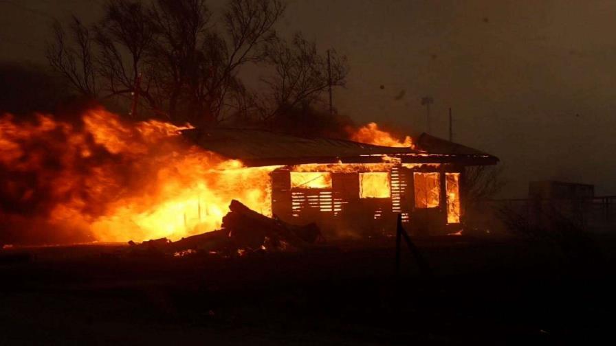 Bomberos de Texas combaten incendios avivados por el viento mientras se emiten alertas en la región