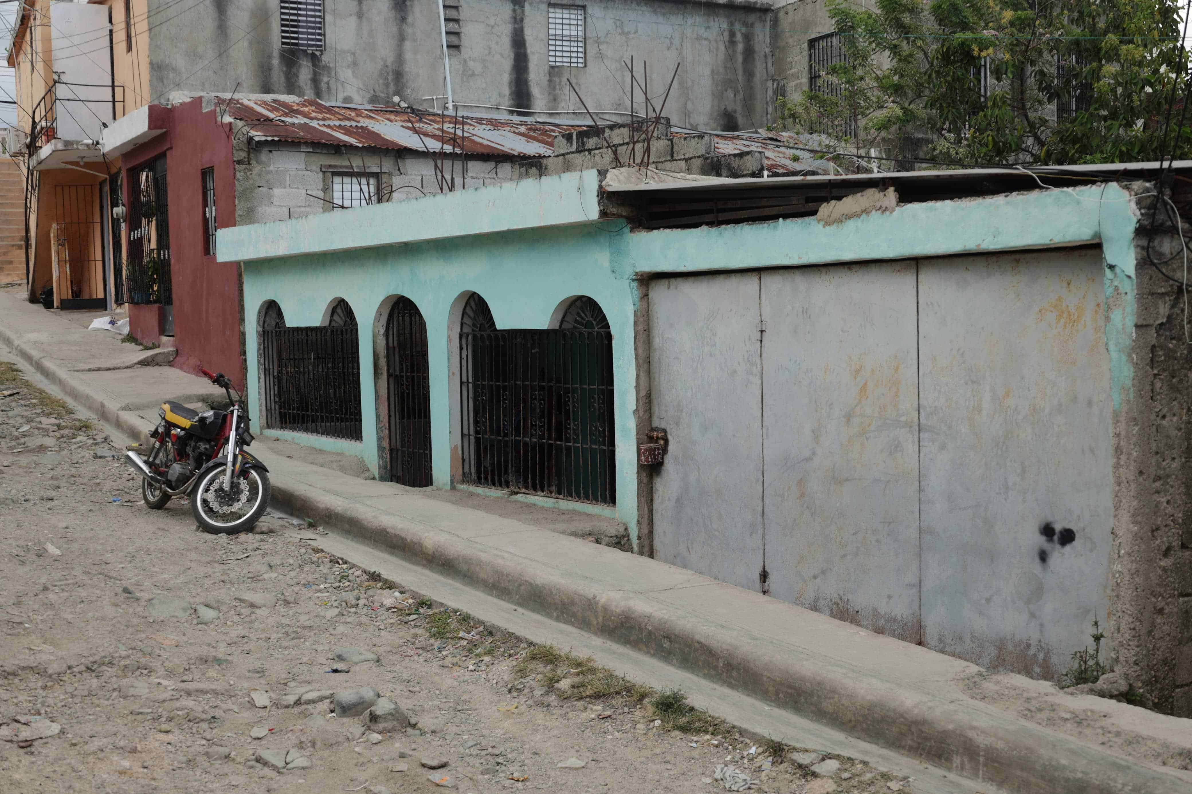 Fachada de la casa donde vivió Josué Medina Vásquez durante su infancia en Gran Poder de Dios, Los Alcarrizos. 