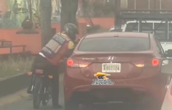 Motorista armado toca cristal a conductor de vehículo y le roba el celular