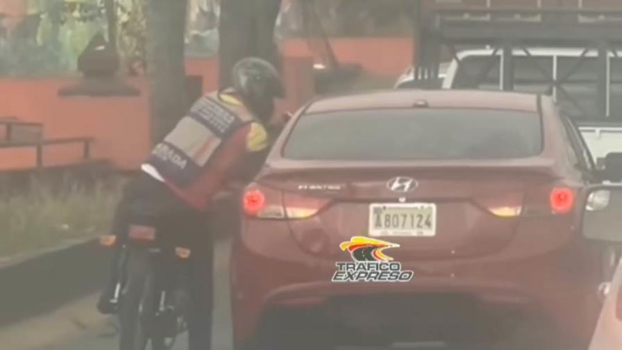 Motorista armado toca cristal a conductor de vehículo y le roba el celular