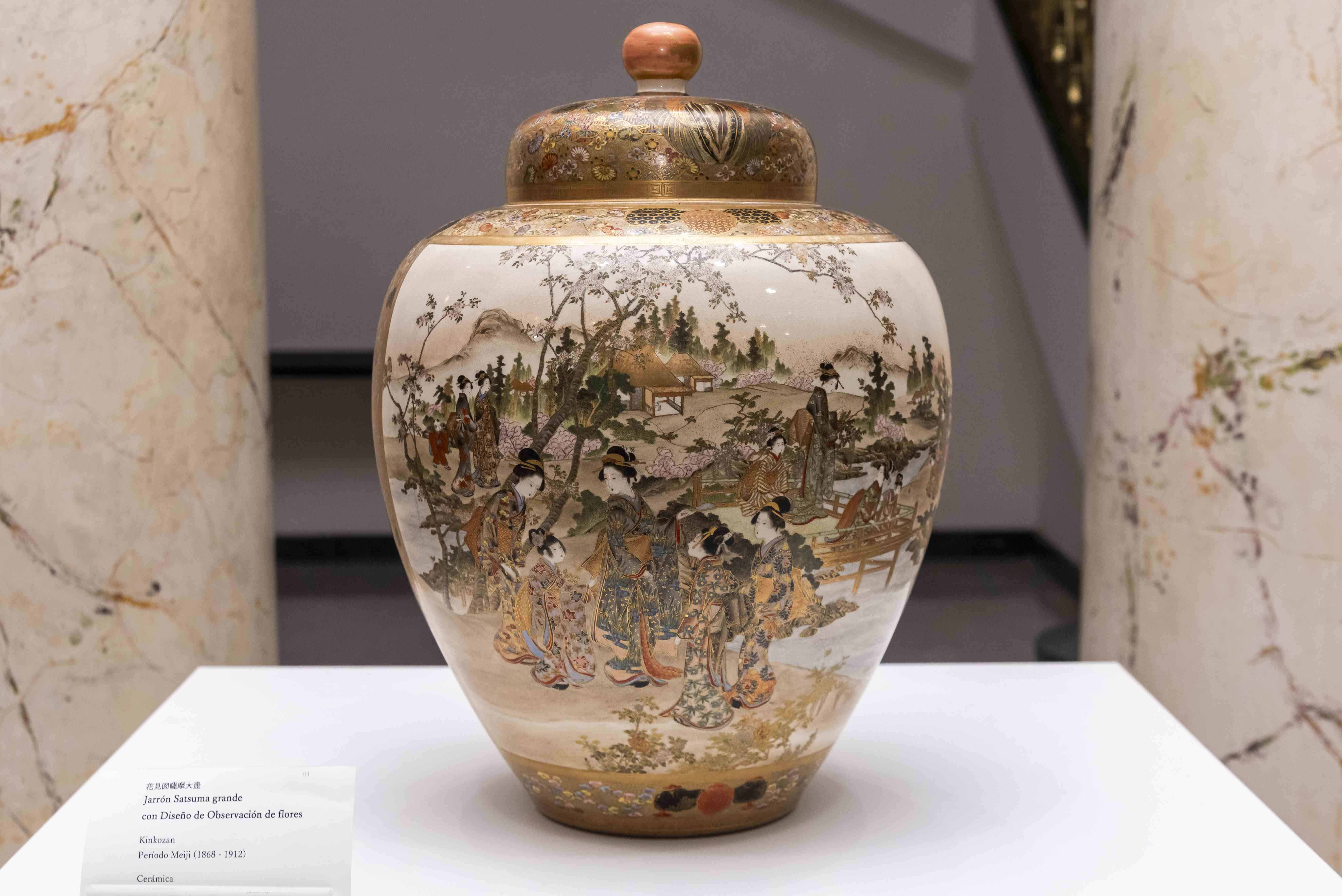 Meiji Era Kogei nació en una nueva era cuando Japón abrió sus puertas al mundo durante la Restauración Meiji, y reúne estilos y técnicas tradicionales japoneses con elementos occidentales bajo políticas radicales de occidentalización. Estas obras se presentaron en todo el mundo a través de exposiciones internacionales, recibiendo atención por su elaborada técnica y exotismo. 