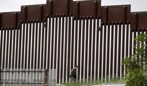 Hospitalizan a 10 personas en un día tras caer del muro fronterizo entre EE.UU. y México