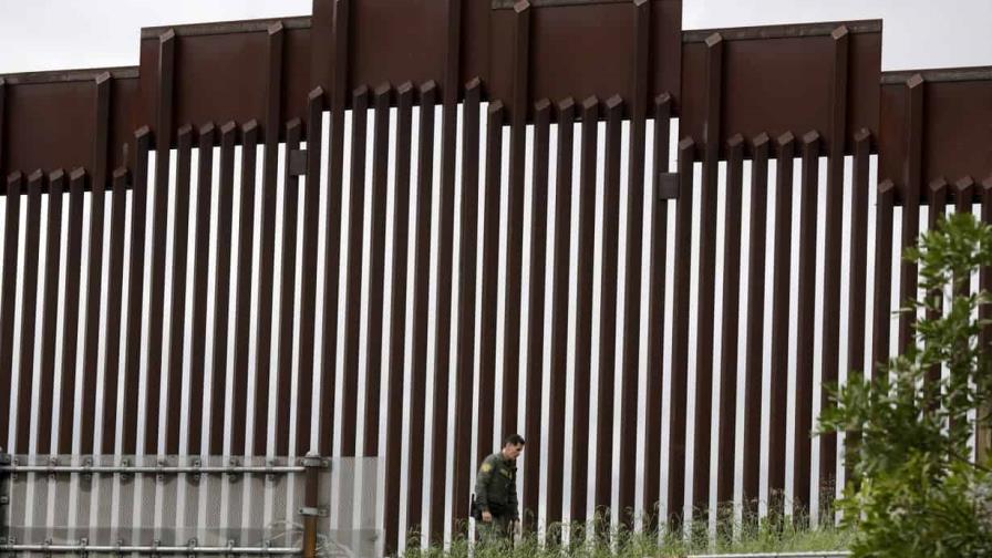 Hospitalizan a 10 personas en un día tras caer del muro fronterizo entre EE.UU. y México