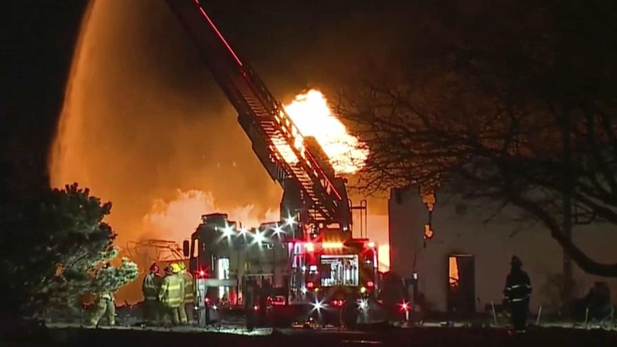 Múltiples explosiones e incendio arrojan escombros al aire en zona industrial cerca de Detroit