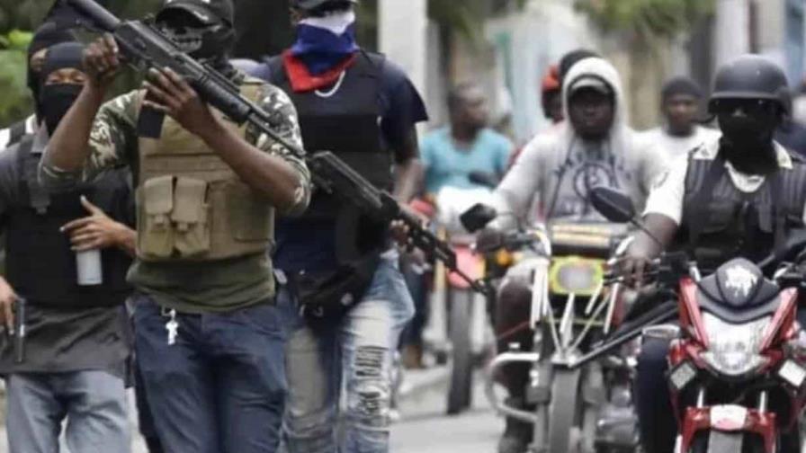 Bandas armadas secuestran en su residencia al exvocero de Michel Martelly