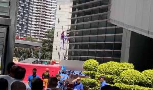 El Spiderman francés escala a sus 61 años un rascacielos de 217 metros en Filipinas