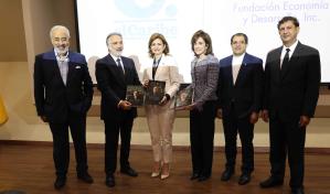 Ponen en circulación libro Política Económica y Economía Política desde las Gradas