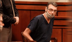 Empieza juicio contra el padre del autor de un tiroteo Michigan en 2021