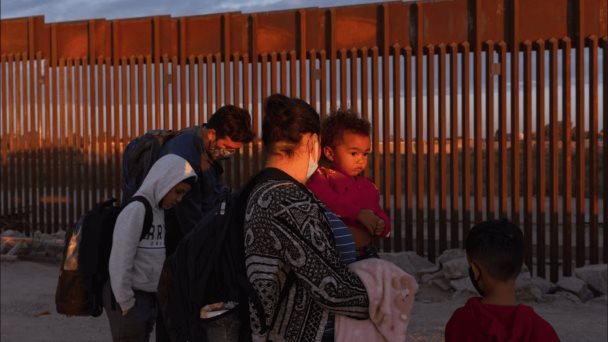 Gobernadora de Arizona veta proyecto de ley que permitía a policías detener indocumentados