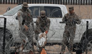 Acusan falsamente al presidente Biden de llevar vía aérea a EEUU a cientos de miles de migrantes